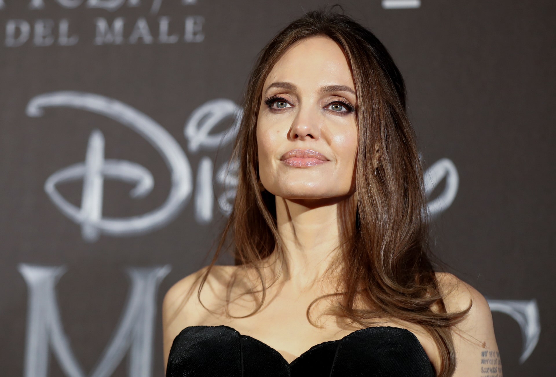  «Она похожа на пластиковую куклу»: пользователи обсуждают «новую внешность» Анджелины Джоли