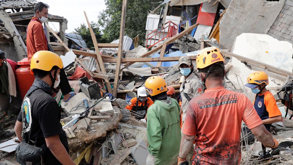 Число жертв землетрясения в Индонезии увеличилось до 310 человек