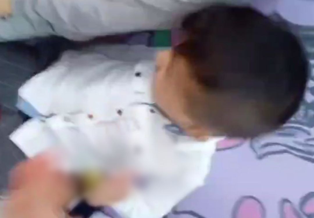 В Андижане воспитатель частного детсада избила детей (видео)