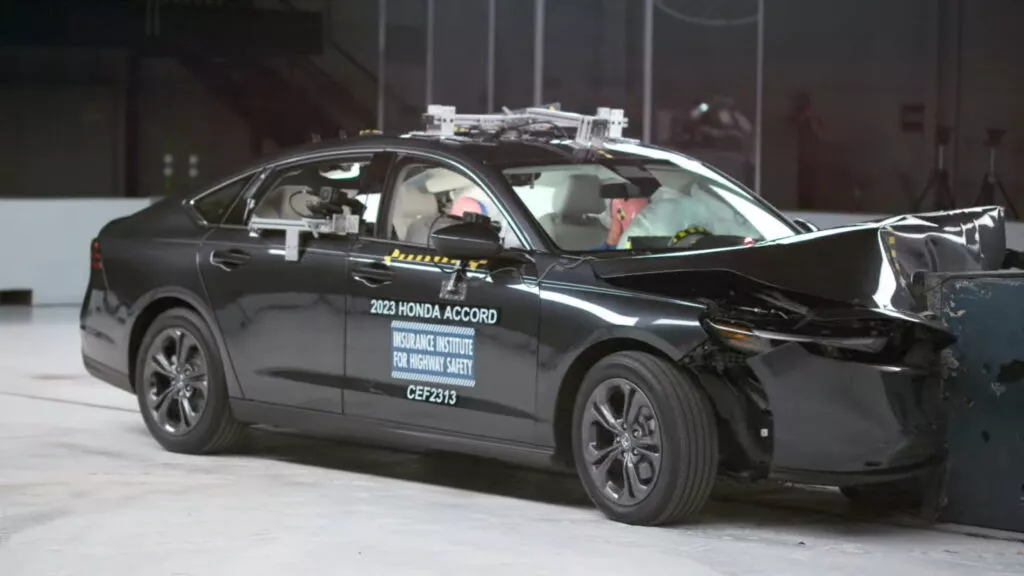 Honda Accord — единственная модель, справившаяся с тестом IIHS на безопасность задних сидений