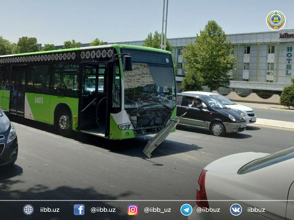 В Ташкенте автобус «поцеловал» две «Нексии» - фото