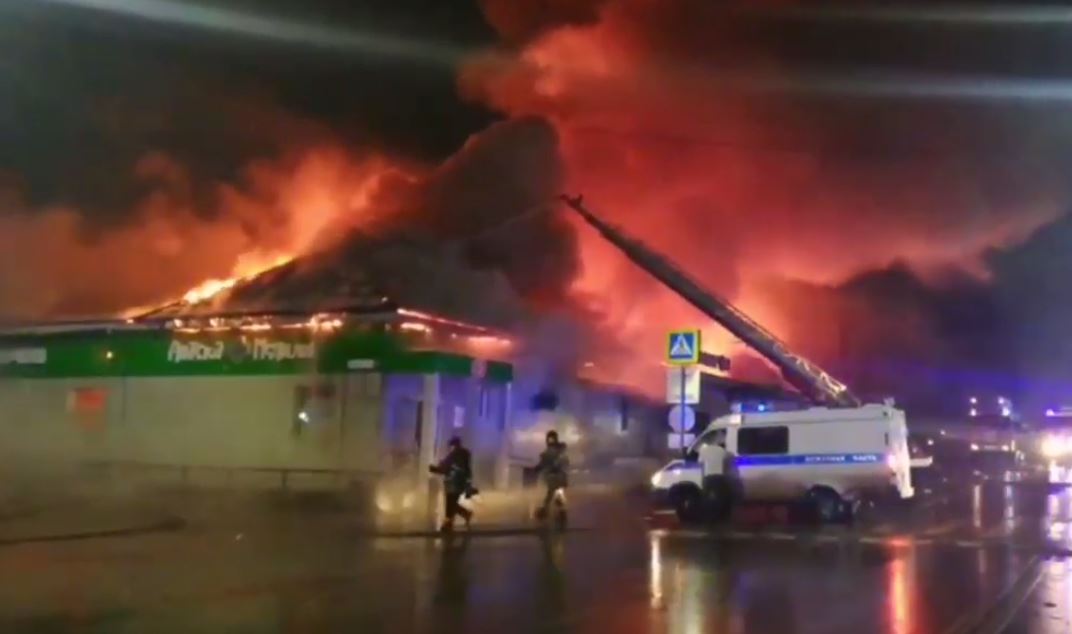 В России из-за пиротехники загорелось кафе, погибли 15 человек — видео