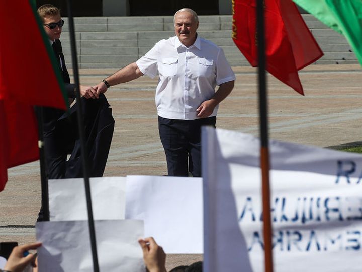 Лукашенко прилетел на вертолете к бастующим рабочим