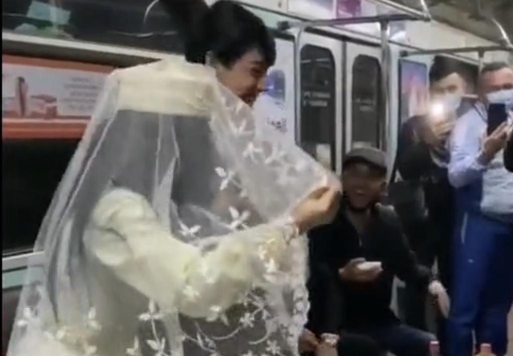 Пара решила сыграть свадьбу в ташкентском метро ради лайков в TikTok – видео