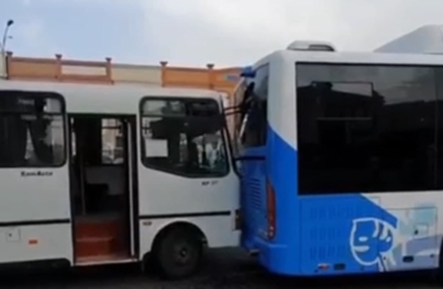Bus crash: в Андижанской области два автобуса не поняли друг друга и врезались - видео