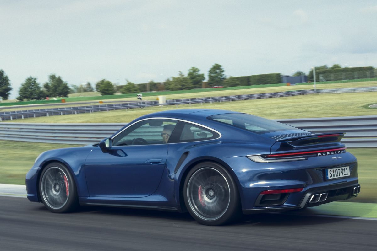 Гибридная версия Porsche 911 появится уже в 2025 году