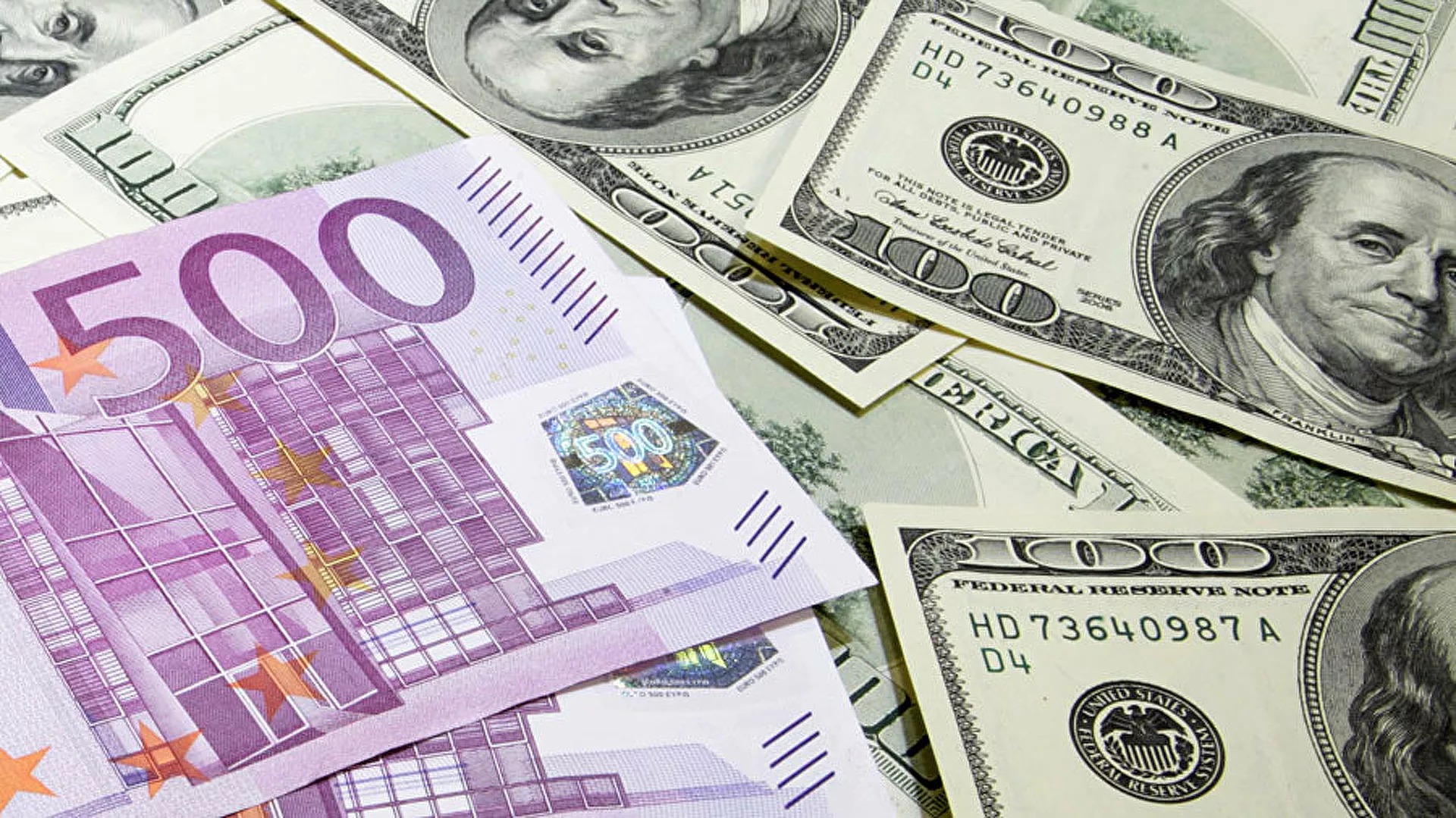 В Узбекистане курс евро упал ниже доллара