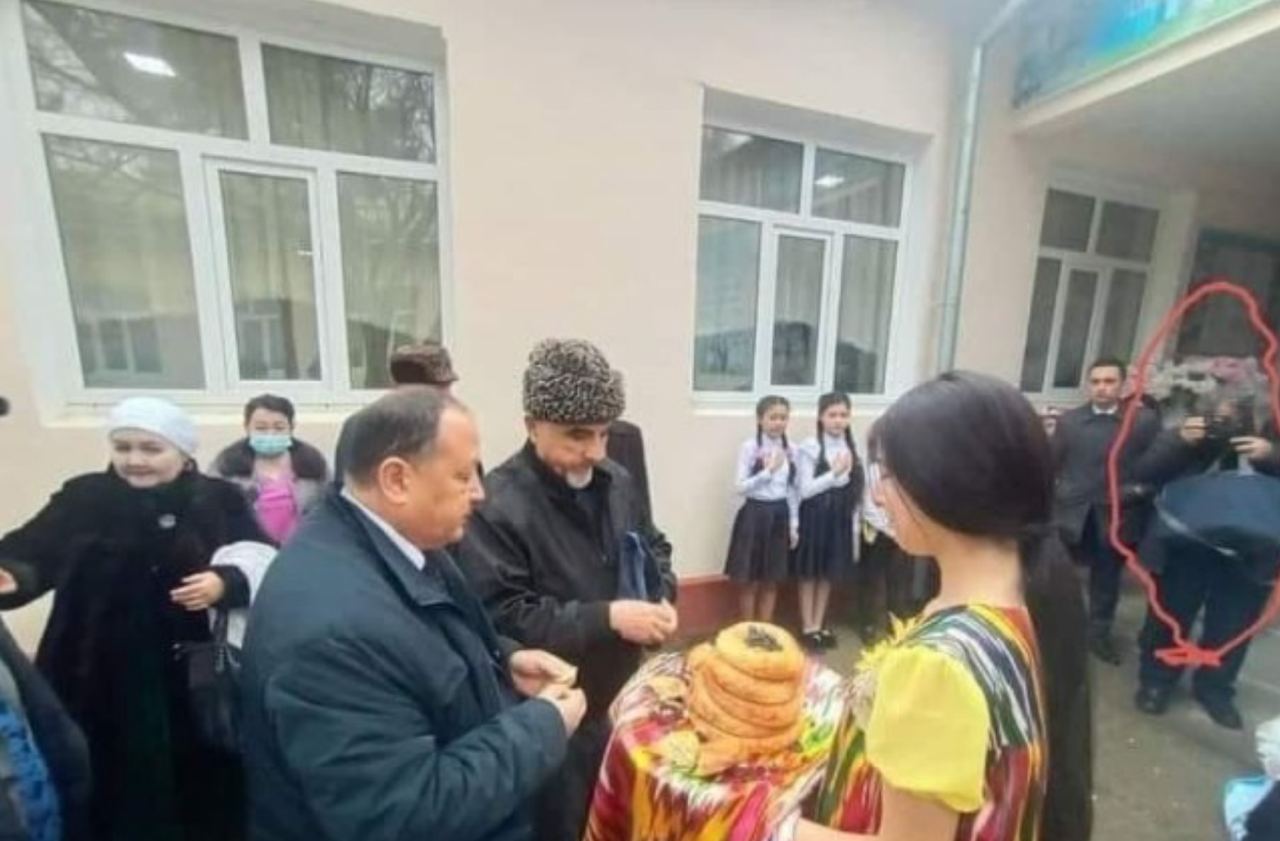 В Ташкентской области школьниц заставили встречать гостей на морозе в летних платьях