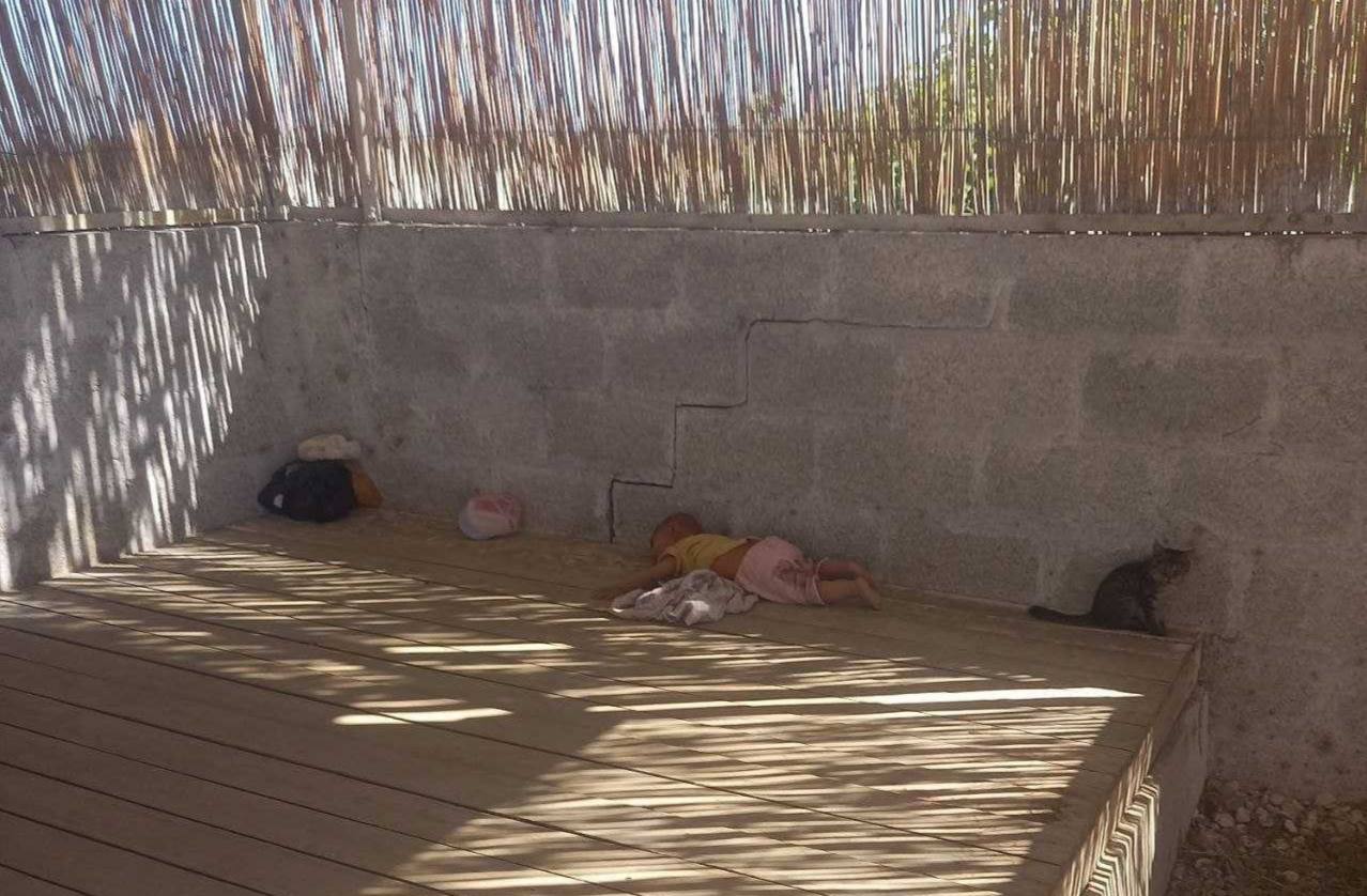 В Бухаре 9-месячного ребенка оставили в сарае в аномальную жару 
