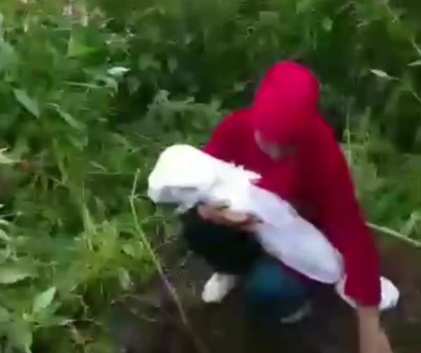 В России узбекская семья могла убить и закопать своего ребенка во дворе дома (видео 18+)
