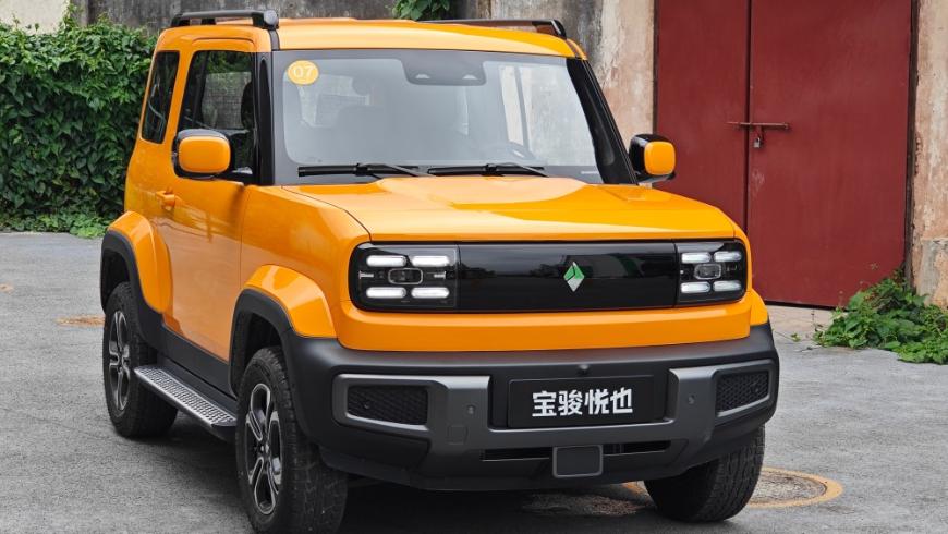 В Китае стартовали продажи электромобиля со смарт-часами на задней двери