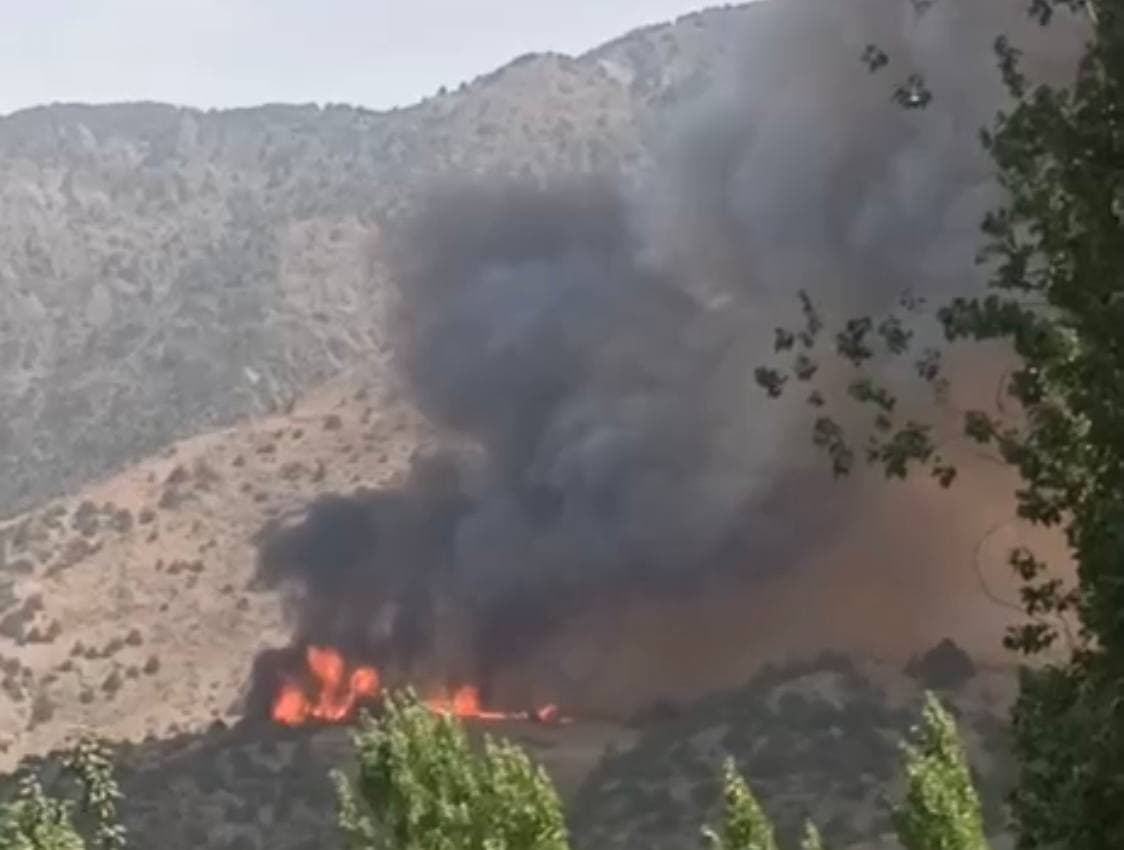 Сильный пожар вспыхнул в Зааминских горах - видео