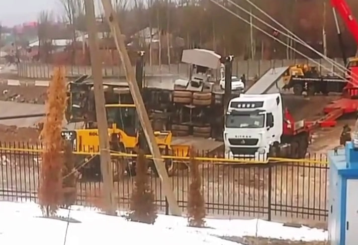 Под Ташкентом рухнул автокран, есть погибший — видео