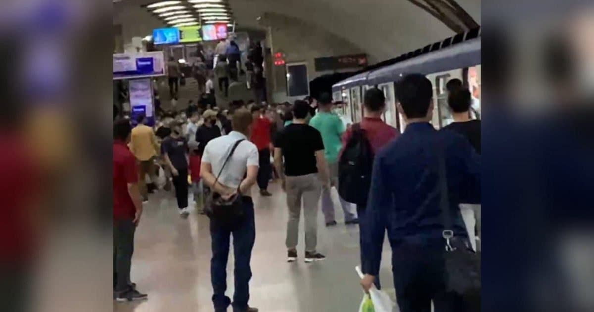 В Ташкенте пассажиров метро высадили из поезда в праздничный день