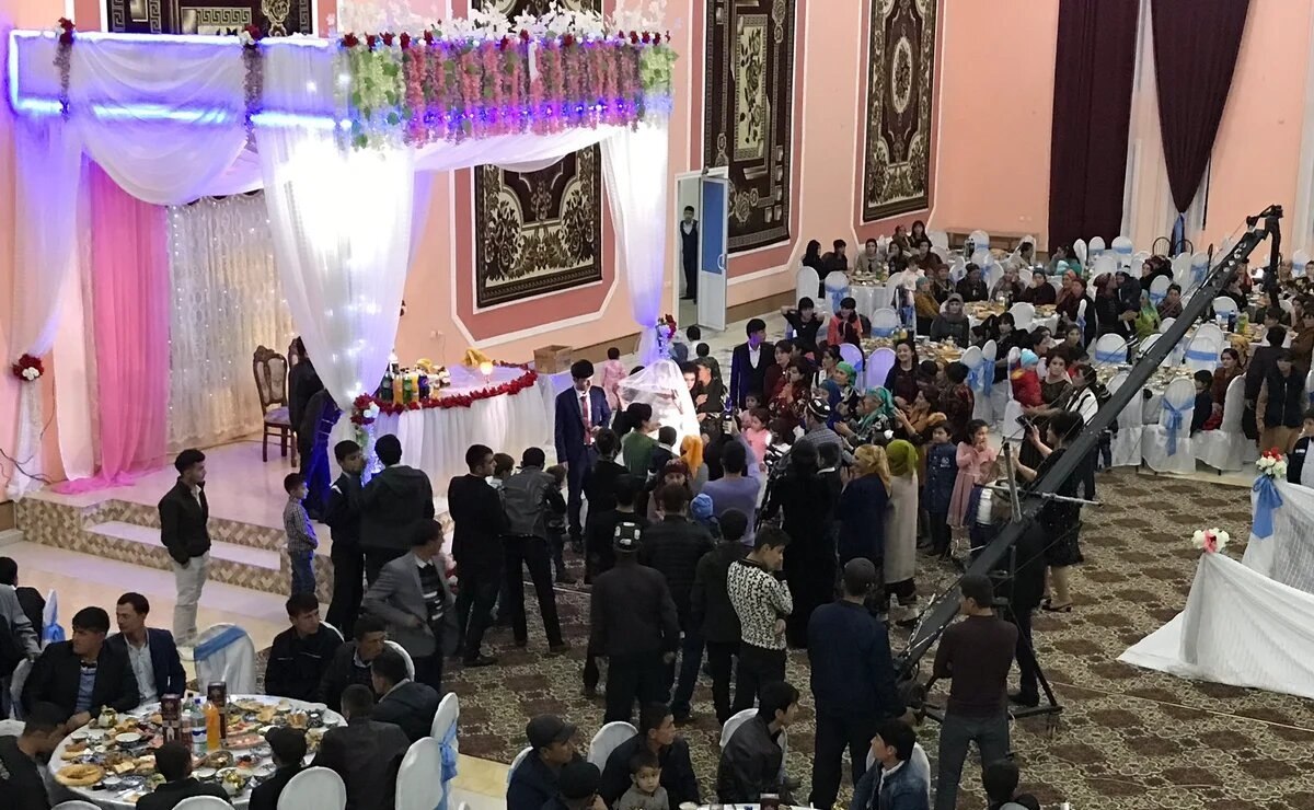 В Самарканде провели свадьбу в банкетном зале с десятками гостей вопреки ограничениям