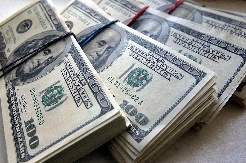 В Узбекистане доллар немного подешевел