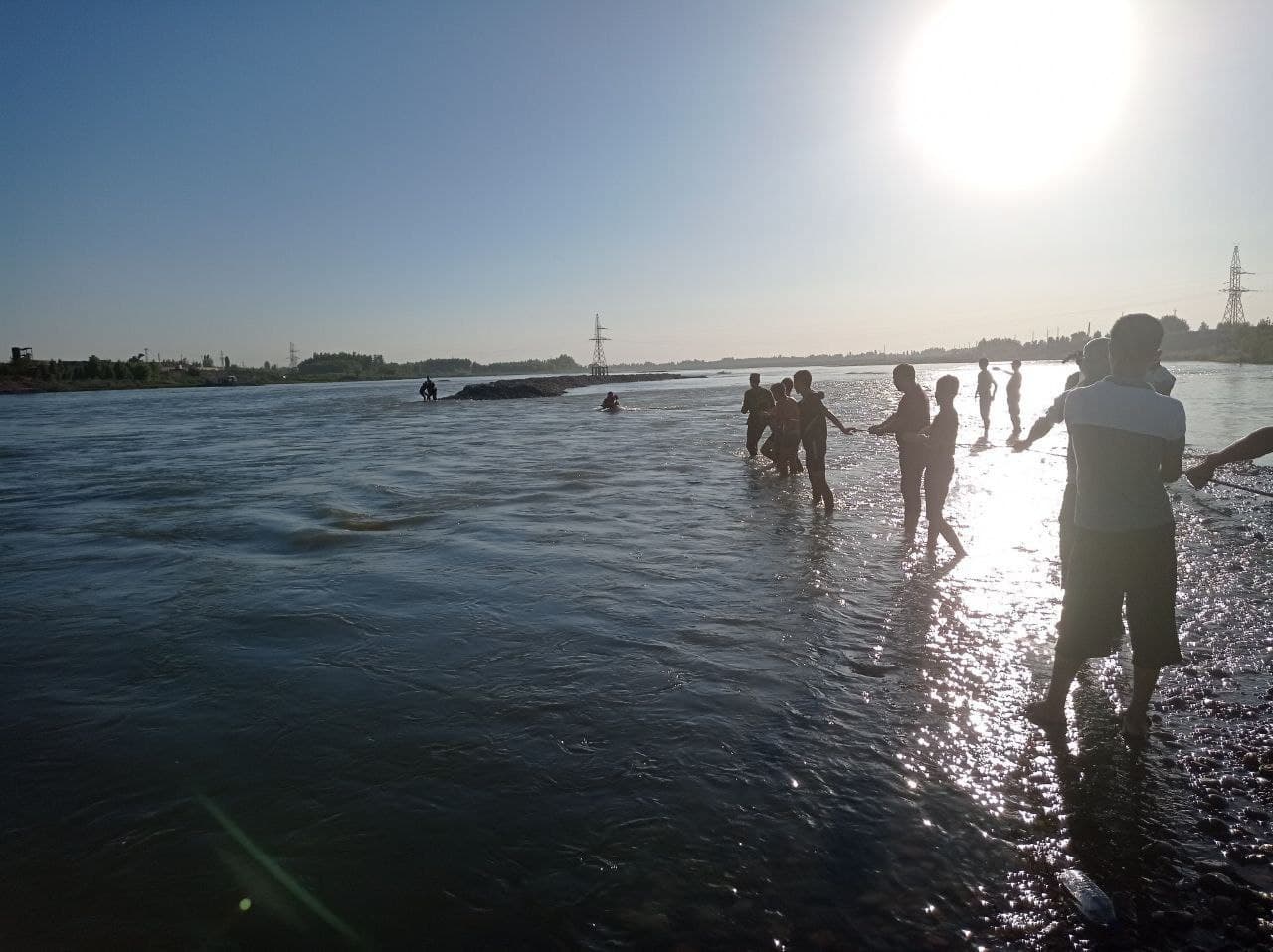 МЧС спасли двух жителей Наманганской области, которые чуть не утонули из-за повышения уровня воды