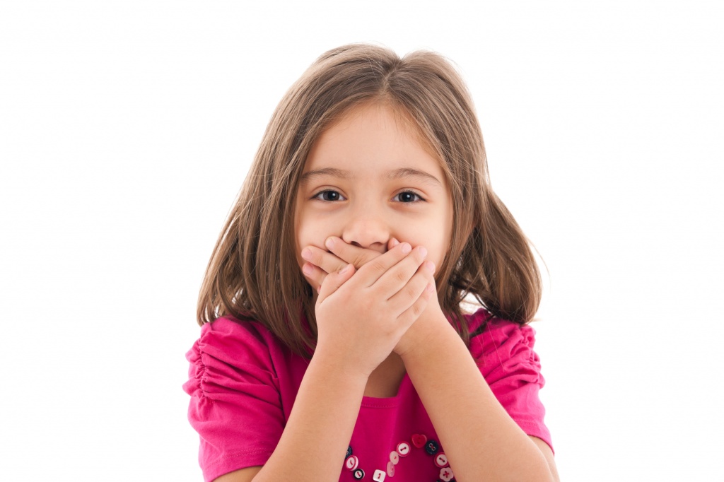 О каких патологиях может говорить неприятный запах изо рта ребенка?