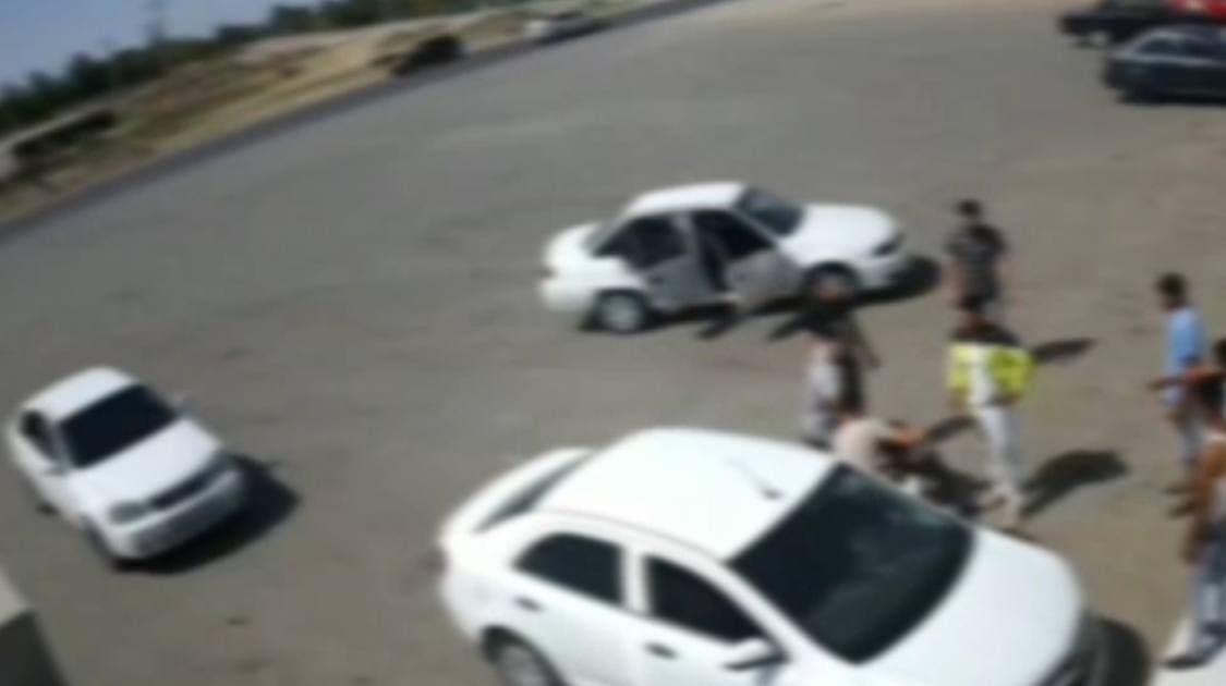 В Cырдарье таксисты не поделили пассажиров: инцидент закончился массовой дракой - видео