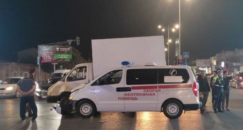 В Ташкенте грузовик «ГАЗ» столкнулся с каретой скорой помощи - видео