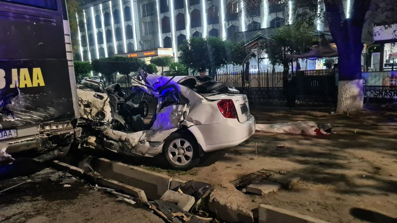 В Ташкенте «Ласетти» на высокой скорости врезалась в пассажирский автобус Mercedes: один человек погиб