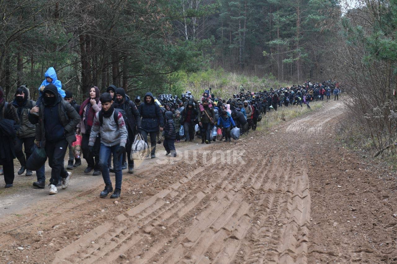 Мигранты начали покидать стихийный лагерь у белорусско-польской границы