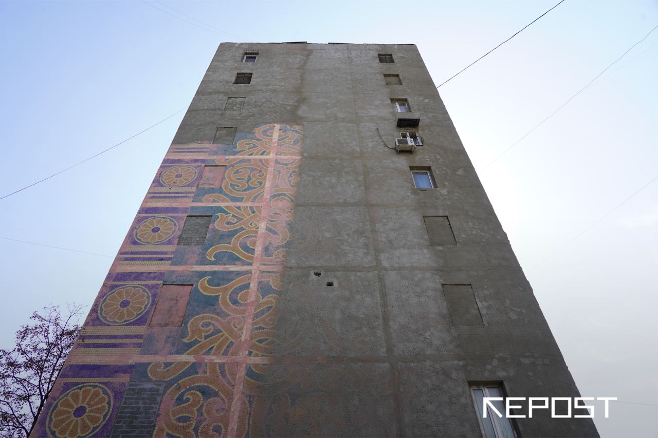 В Ташкенте частично закрасили мозаики на фасаде девятиэтажки — фото