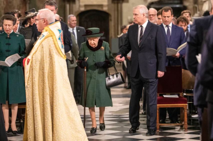 Елизавета II появилась на публике впервые за пять месяцев — видео