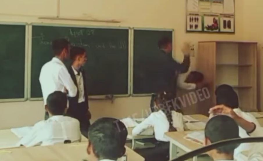 В Сурхандарье преподаватель избил ученика за неподготовку к уроку — видео