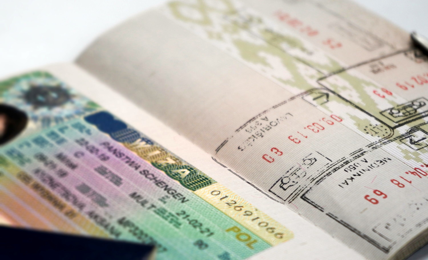 Девять стран перестали принимать документы на визы от российских туристов — список