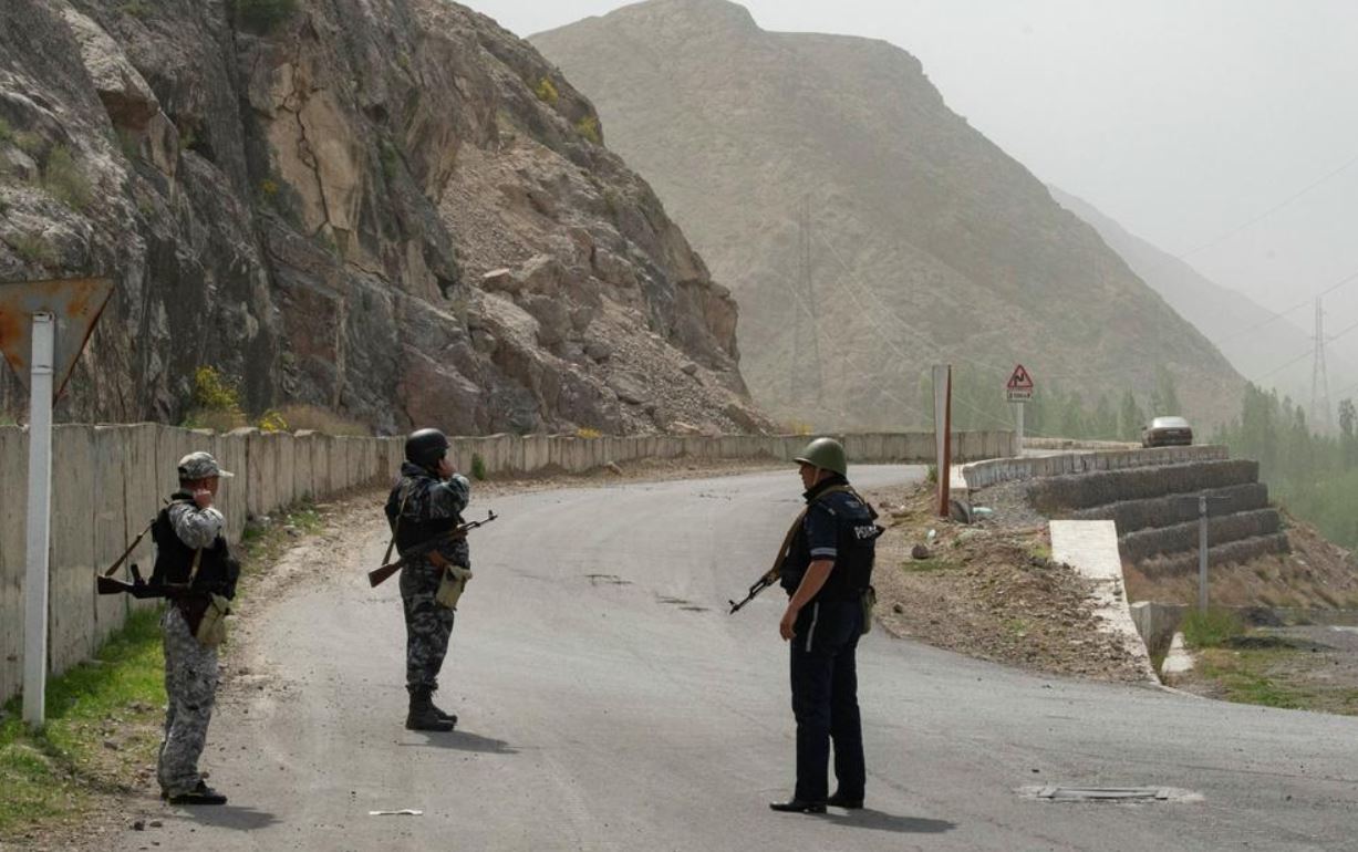 На таджикско-кыргызской границе не утихают перестрелки