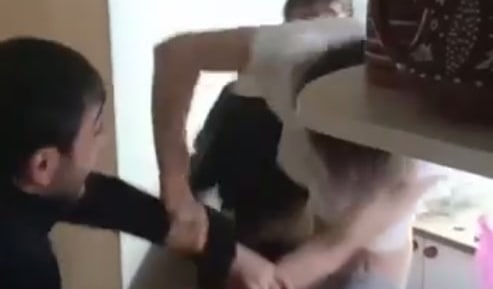 В Ташкенте трое парней избили «барыгу» прямо у него дома — видео