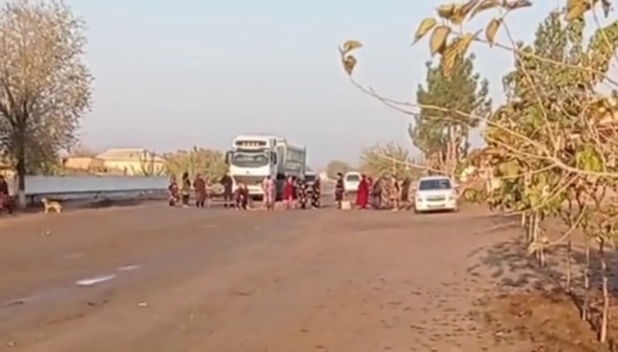 В Сурхандарье граждане перекрыли движение из-за разрушенной дороги — видео