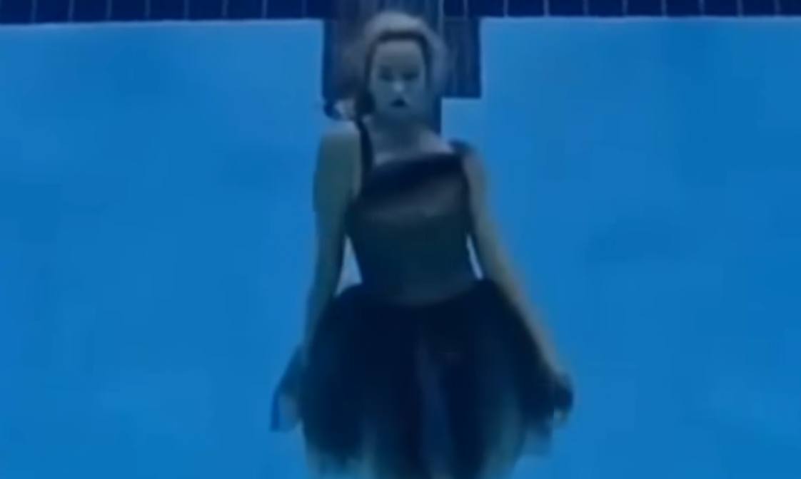 Синхронистка показала подводную версию танца Уэнсдэй — видео