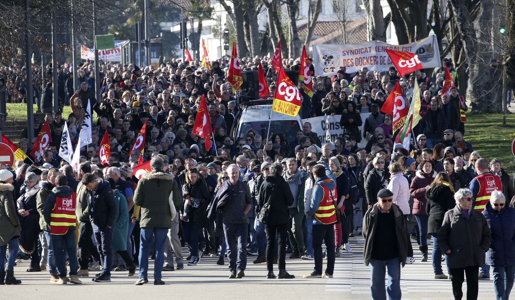 Почти 3 млн жителей Франции приняли участие в протестах против пенсионной реформы — видео