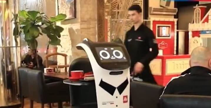 В Ташкенте появился первый робот-официант