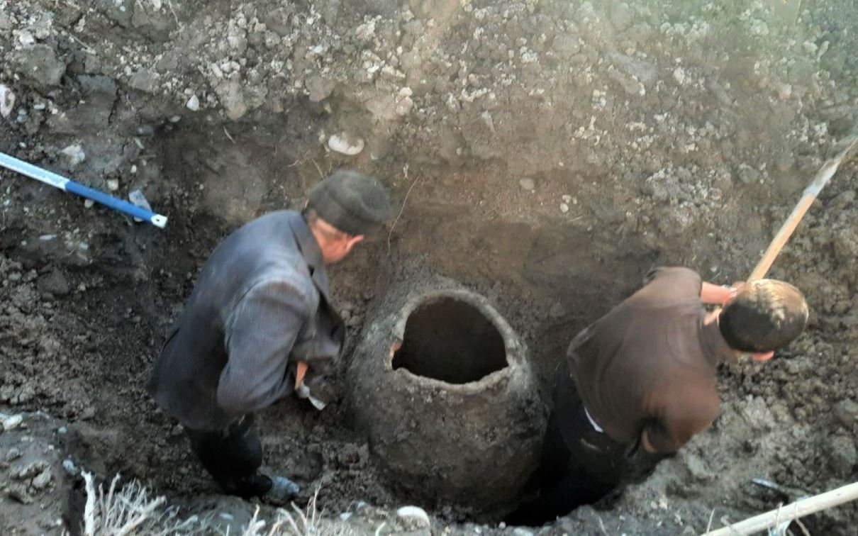 В Сырдарье нашли кувшин, относящийся к I-II векам (фото)