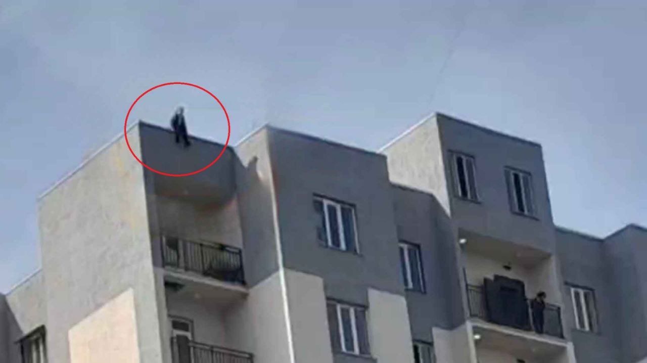 В Фергане 14-летняя школьница пыталась сброситься с крыши многоэтажки (видео)