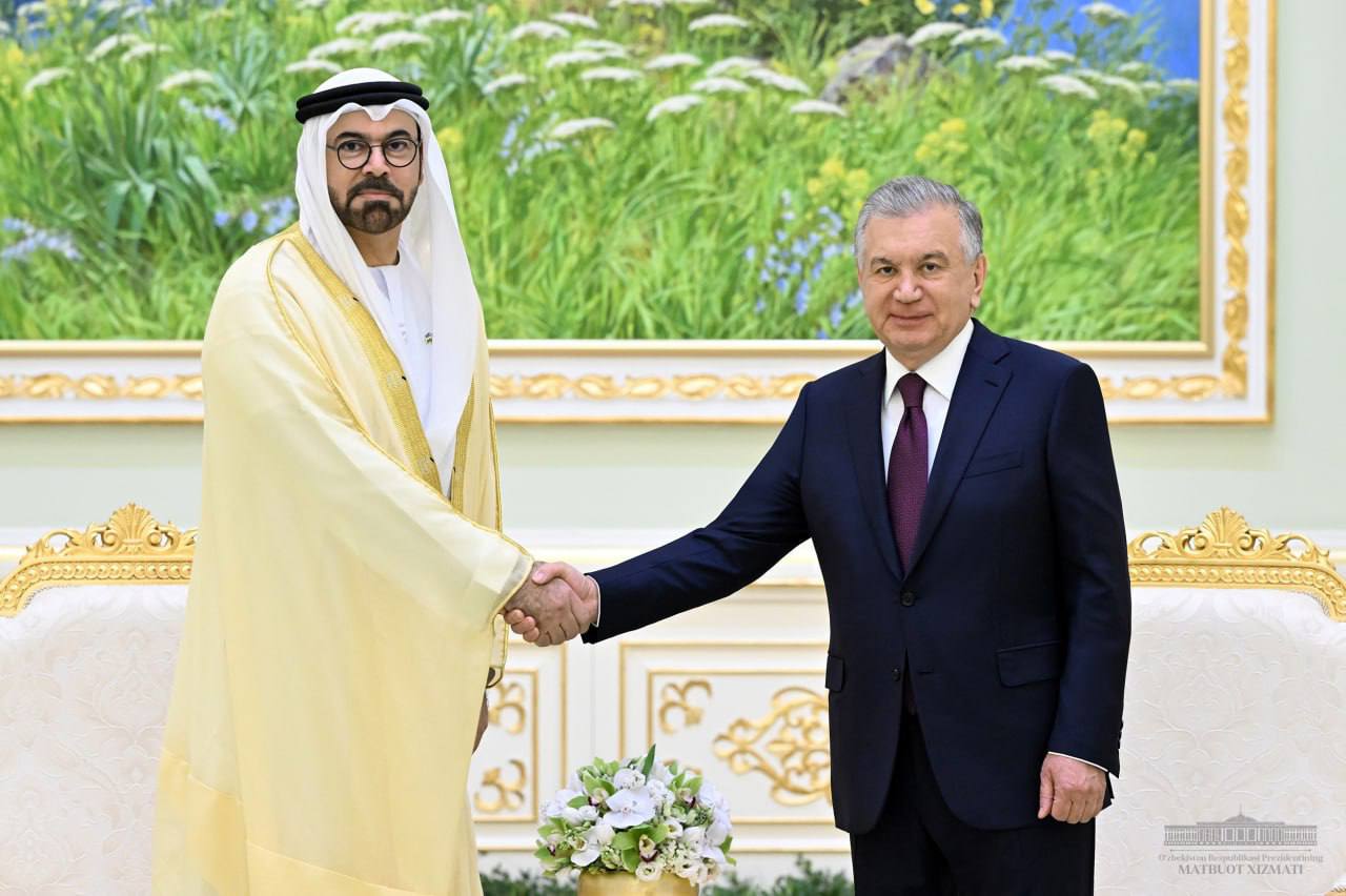 Шавкат Мирзиёев встретился с министром по делам правительства ОАЭ 