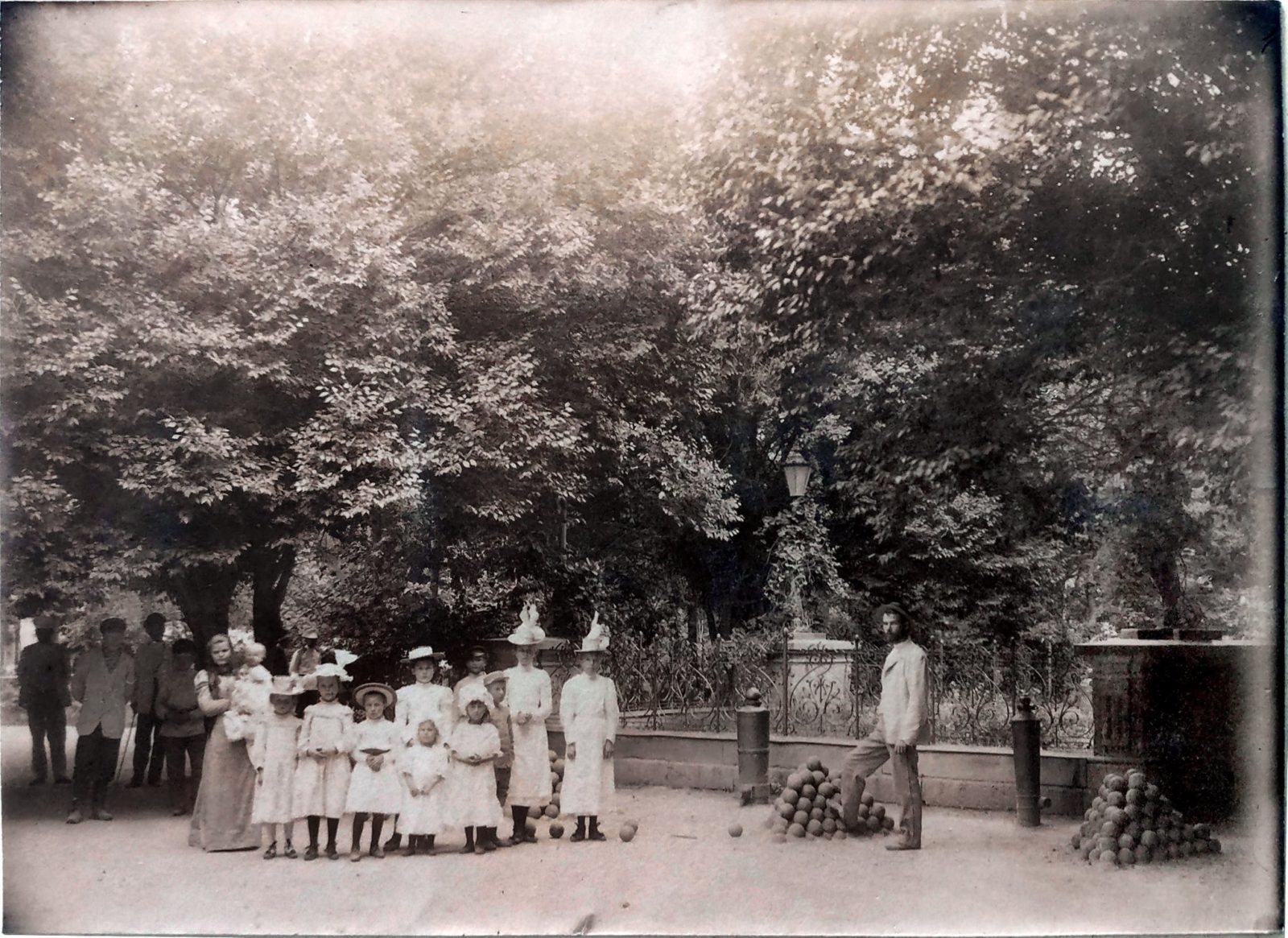 Воспитанницы Кауфманского приюта у места погребения К. П. фон Кауфмана, 1900 г. 