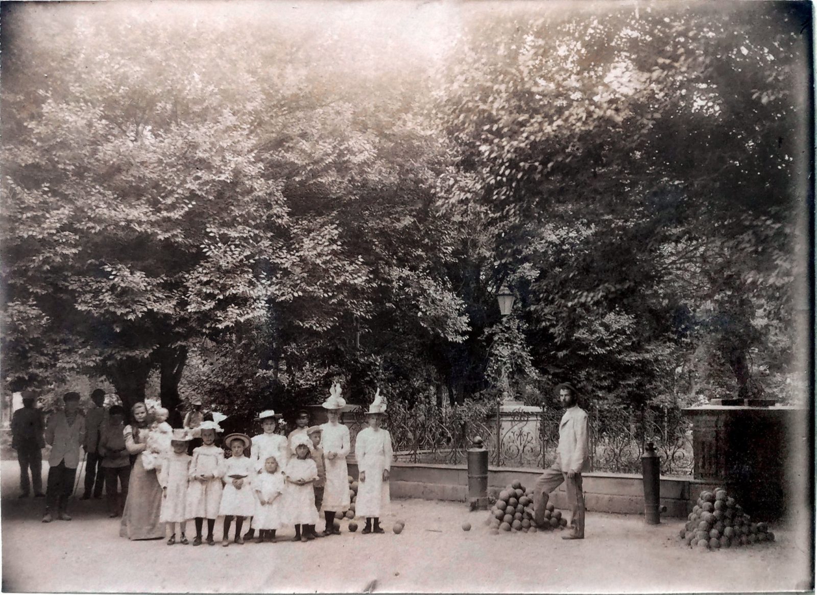 Воспитанницы Кауфманского приюта у места погребения К. П. фон Кауфмана, 1900 г.&nbsp;