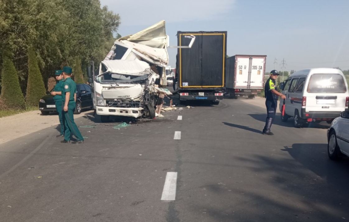 В Намангане столкнулись два грузовика, есть пострадавшие (фото)