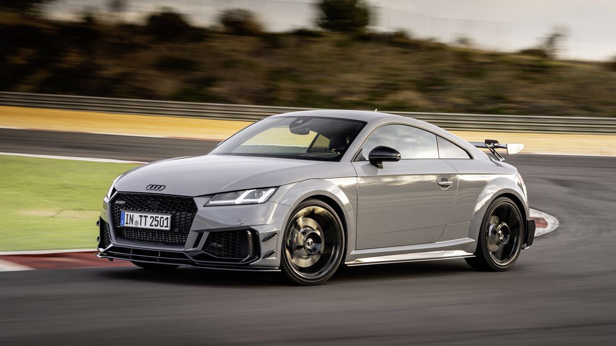 Способен ли новейший Audi TT RS обогнать предыдущие поколения модели в гонке