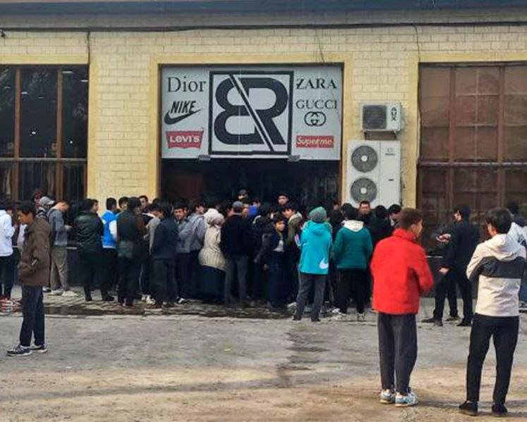 В Ташкенте оштрафовали владельца и работников магазина, у которого собралась толпа людей
