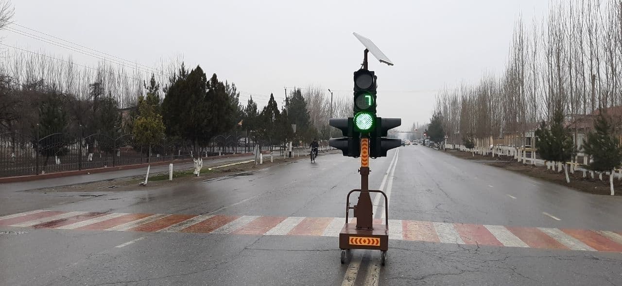 В Узбекистане начали использовать переносные светофоры
