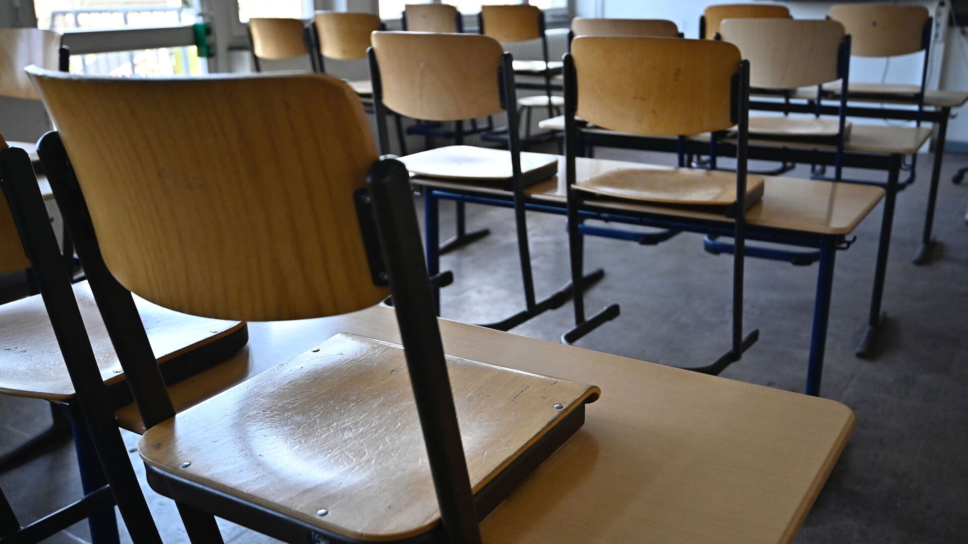 В Хорезме директор школы избил ученика из-за опоздания на экзамен