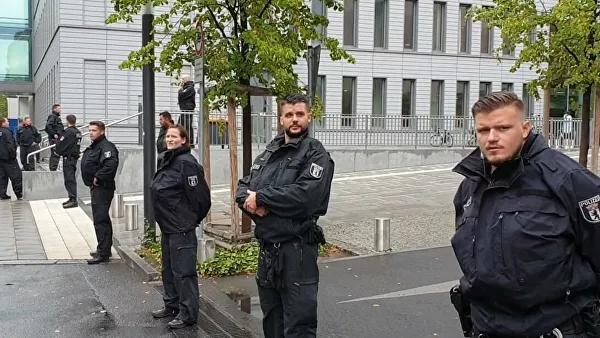 Полиция взяла под круглосуточную охрану госпиталь в Берлине, куда доставили Навального