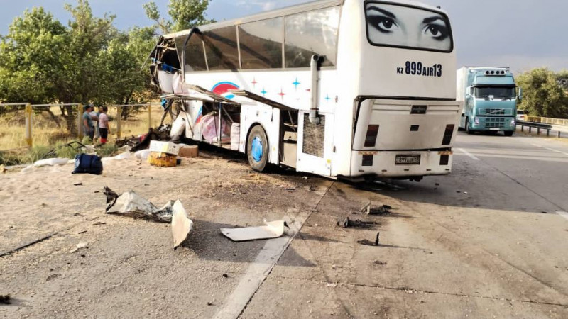 На трассе «Алматы — Ташкент» автобус врезался в грузовик, есть погибшие (видео)