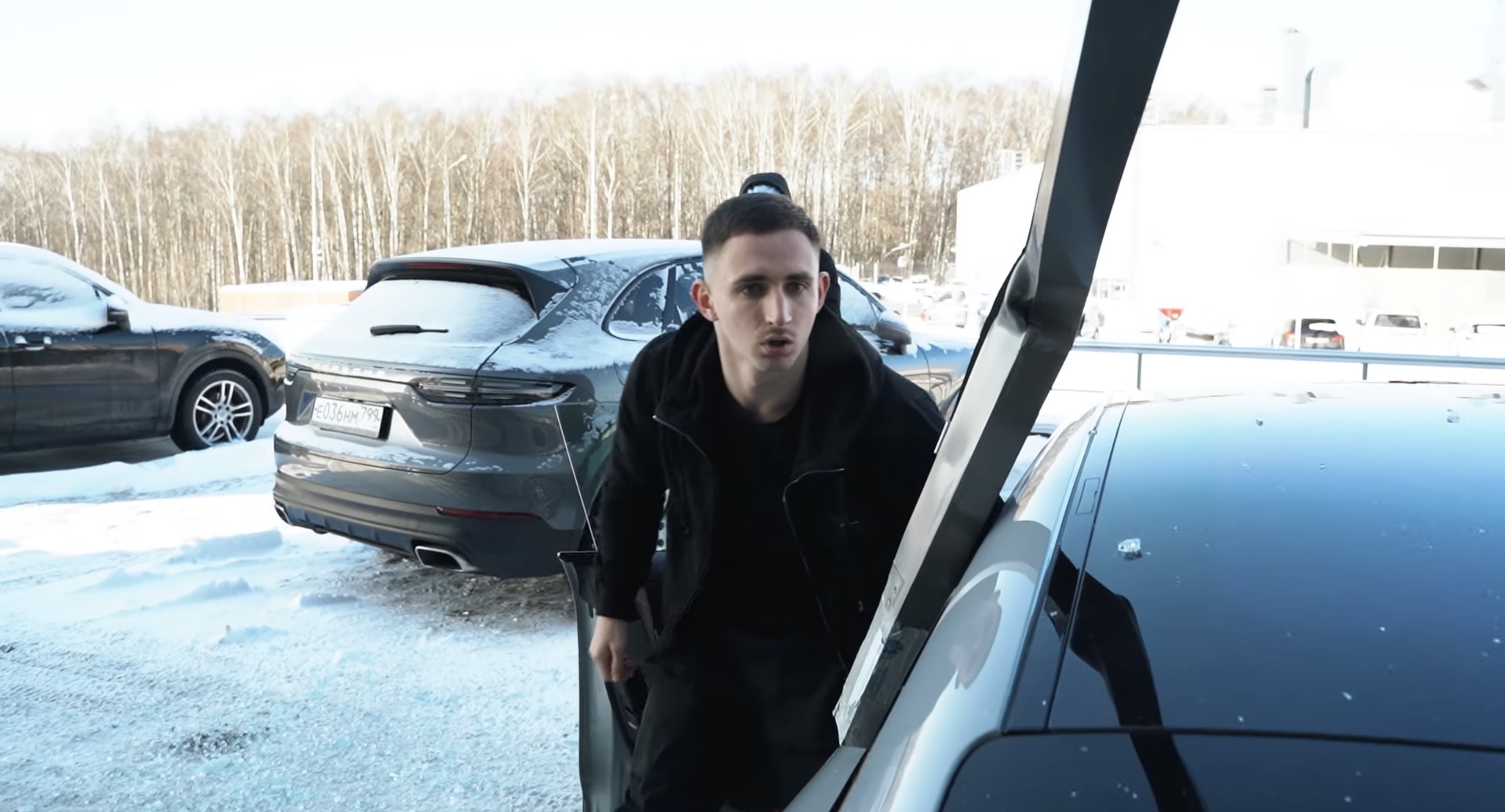 Российский блогер «перепутал педали» и въехал в витрину салона на Porsche