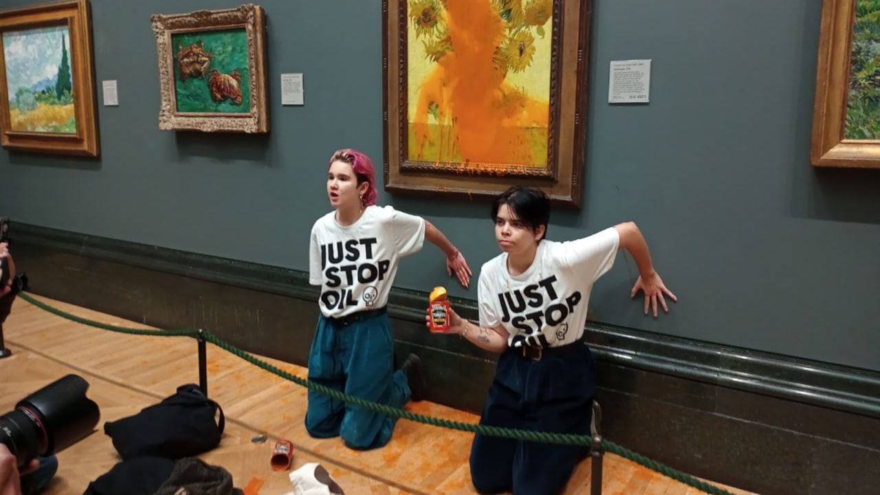 Активисты залили картину Ван Гога томатным супом — видео